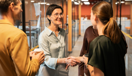 Collaborateurs se saluant dans un couloir